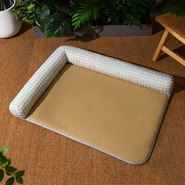Let’s dive in and review some of the best cooling pads for cats available on the market. We’ll help you choose the right one!